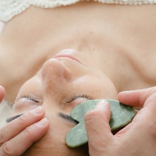 Rituale Acqua di Sorgente: Lifting Gua Sha & Bio-Detox | Pharmaitalia