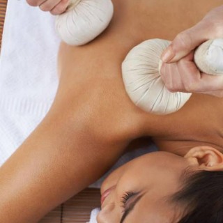 Churna Pindasweda: Massaggio Ayurvedico Schiena e Collo | Pharmaitalia